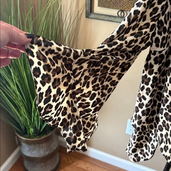 Vince Camuto Leopard Print V-Neck Blouse - Picture 3 of 5